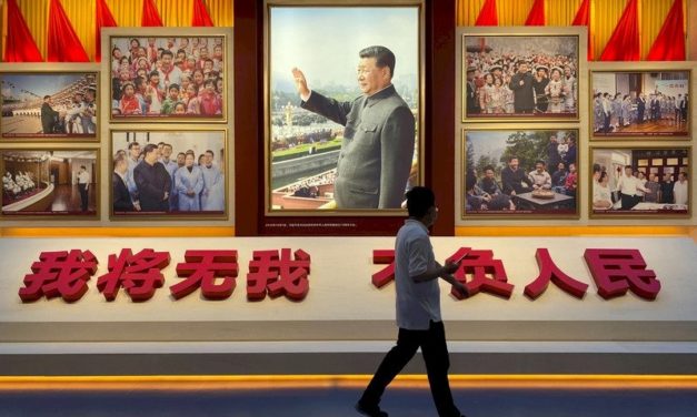 月神的竖琴｜造神记：失职导游如何成为“伟大领袖”？