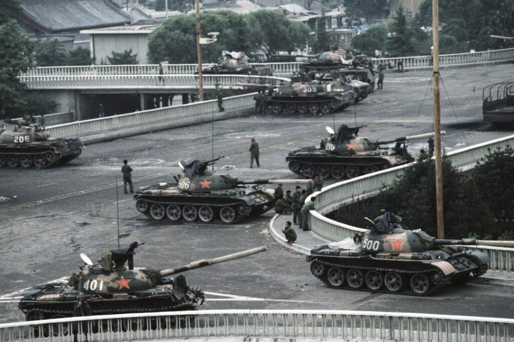 At the end of the pro-democracy movement in China a group of 坦克镇压